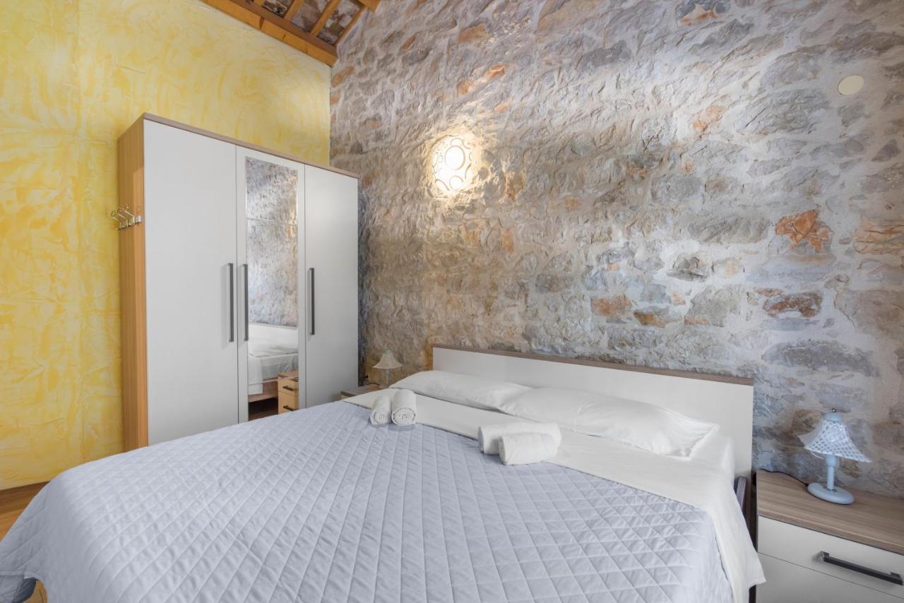 Villa Antonci-18, Pool, 3 Houses, Jacuzzi, Private Territory Antonci  外观 照片
