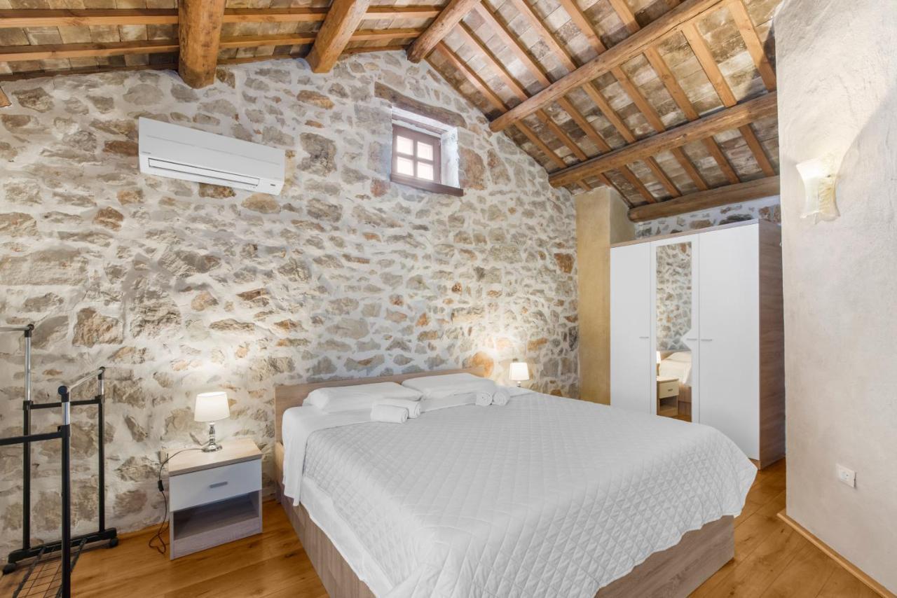 Villa Antonci-18, Pool, 3 Houses, Jacuzzi, Private Territory Antonci  外观 照片