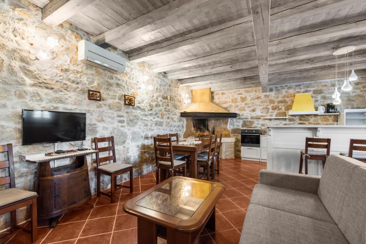 Villa Antonci-18, Pool, 3 Houses, Jacuzzi, Private Territory Antonci  外观 照片